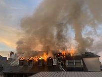 Le toit du bâtiment est en train de partir en fumée.