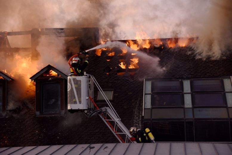 Le feu ravage le grenier et le toit du bâtiment.