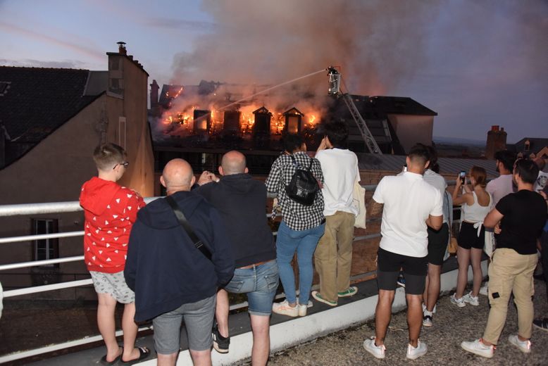 Les Ruthénois observent le travail des secours depuis les toits voisins.