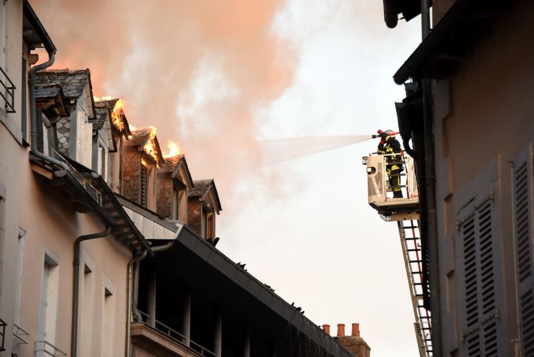La grande échelle est déployée pour lutter contre les flammes.
