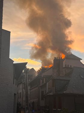 Les impressionnantes flammes sur le toit du bâtiment.