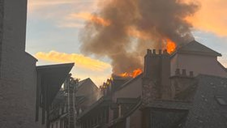 Les impressionnantes flammes sur le toit du bâtiment.