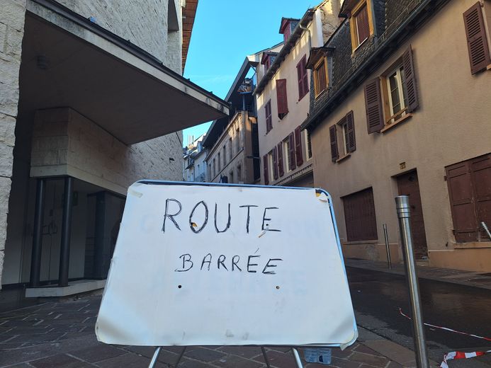 La rue Aristide-Briand est fermée.
