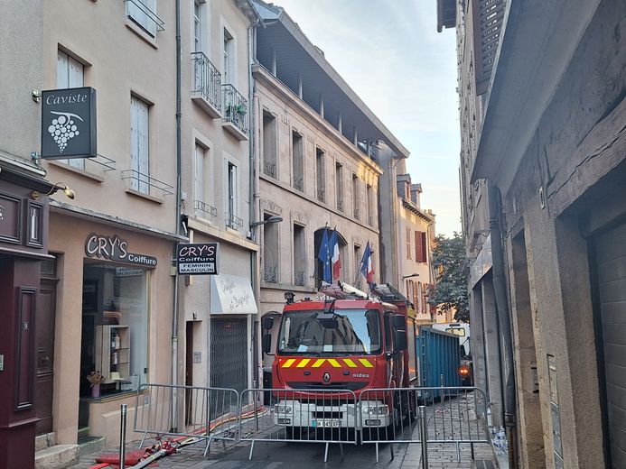 Les sapeurs-pompiers sont toujours sur place, ce mercredi matin.