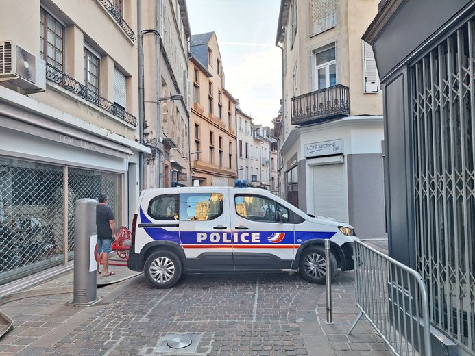 Avant 8 heures, le sinistre de la veille suscite déjà la curiosité des Ruthénois, bien tristes de voir ce bâtiment touché par les flammes...