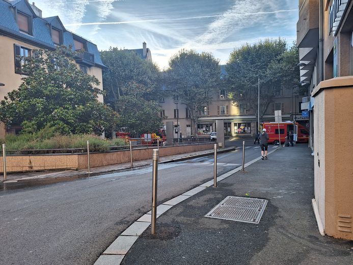 Deux des trois véhicules des pompiers sont stationnés boulevard Denys Puech.