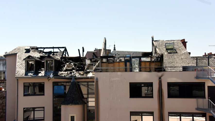 Le toit et les derniers étages du bâtiments ont subi de sérieux dommages.