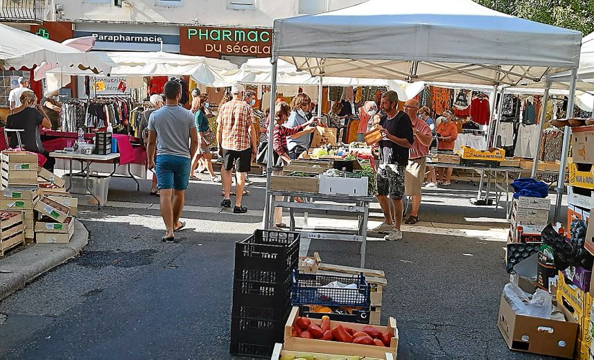 Réquista et son marché coloré.