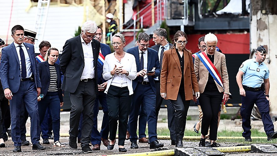 La Première ministre, Élisabeth Borne, mercredi après-midi, sur le site du drame, à Wintzenheim.