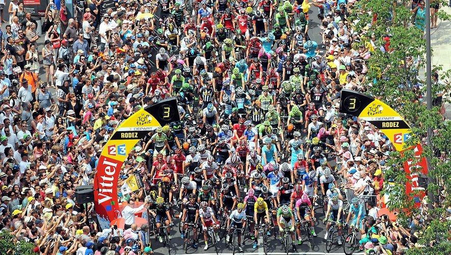 Si l'Aveyron a une petite chance de voir passer le Tour 2024, ce ne sera pas cette fois à Rodez, comme ici en 2015.