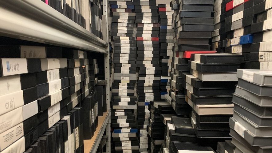 Aujourd'hui, Ralph McDaniels veut protéger le patrimoine de "Video Music Box," en numérisant les 20.000 heures d'images que contiennent les montagnes de vieilles cassettes vidéo entassées partout sur les étagères en fer de son studio.