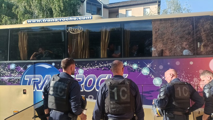 De nombreux agents de sécurité étaient présents lors de la sortie des supporters stéphanois du stade Paul-Lignon.