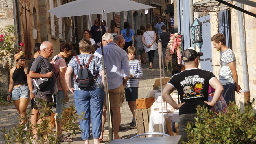 Le dernier marché d’artisanat d’art de la rue du Bourguet lancera les festivités.