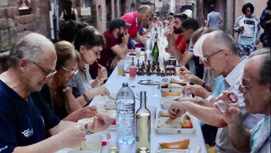 Des repas géants comme ici à Villecomtal, il y en aura un peu partout ce lundi.