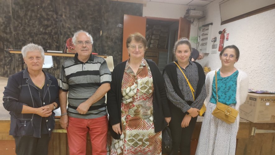 Nadia Goudy, Alain Tovar, président du SI, Simone Laquerbe et ses petites- filles,les gagnantes du 1er et 2e lot.