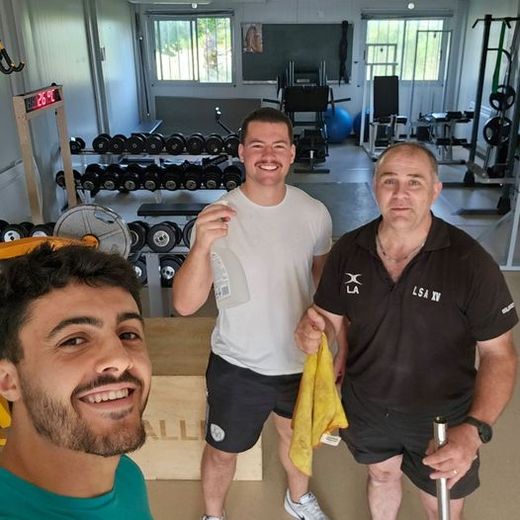 Lionel, Bastien et Quentin dans la salle de musculation à La Primaube.