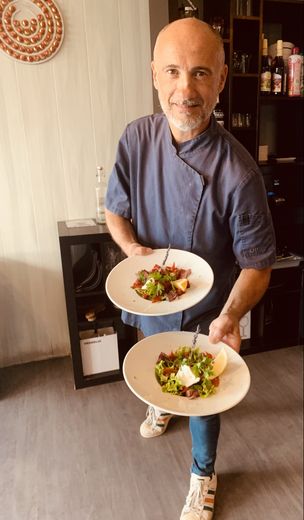 Il a grandi dans les cuisines de ses deux grands-mères.