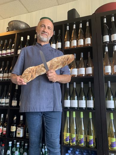 Dans son restaurant, des produits aveyronnais comme le pain et des clins d'oeil à son département natal.