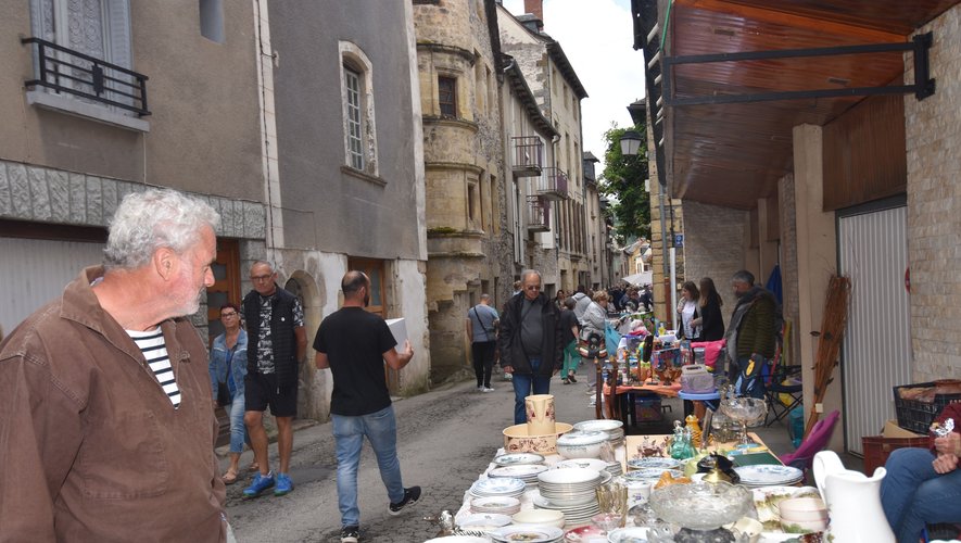 Le vide-greniers s’est étiré le long des vieilles rues du bourg.