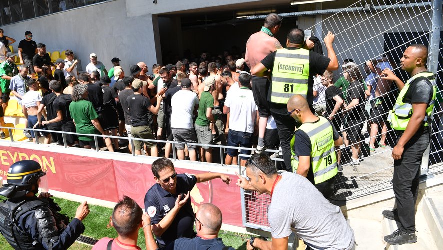 Les ultras stéphanois se sont battus entre eux samedi 12 août, nécessitant l'intervention des CRS sur la pelouse de Paul-LIignon.