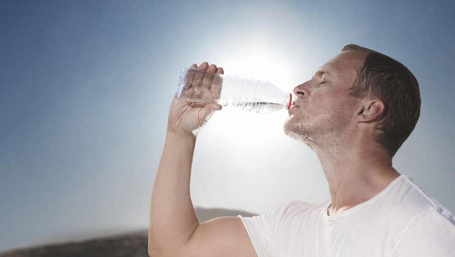 Boire de l’eau, sans attendre d’avoir soif.