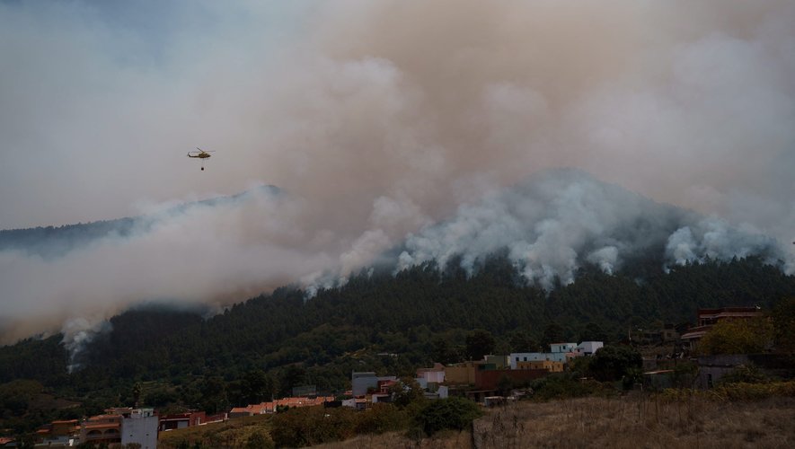 "Nous voyons les hélicoptères chargés d'eau aller et venir", témoigne l'Aveyronnaise.