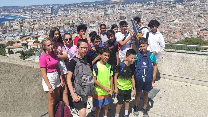 Les jeunes sur le parvis de Notre-Dame qui domine la ville de Marseille.