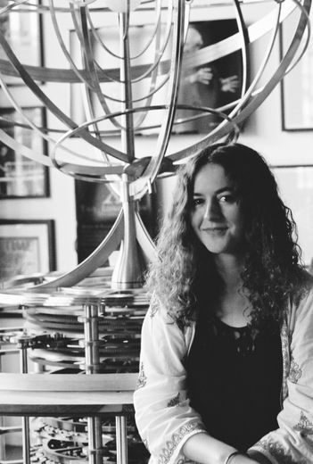 Julie Momméja a fait (et continue de faire) une partie de ses travaux de recherche sur la contre-culture et la cyberculture, et sur un de ses fondateurs, Stewart Brand, à la Long Now Foundation de San Francisco.