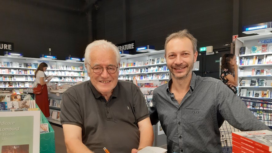 Michel Lombard et son éditeur Laurent Tranier lors de la séance de dédicace.