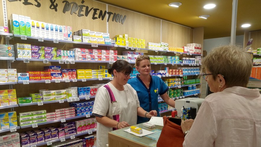 Rue du Touat à Rodez, comme ailleurs en ville, les pharmaciens prodiguent leurs conseils.