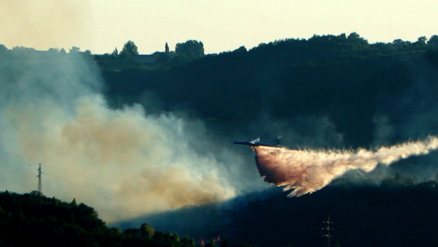 Peu avant 20 heures, le Dash, avion bombardier d'eau, a effectué un nouveau largage de produit retardant sur la zone de l'incendie.