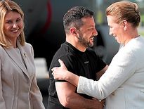 Volodymyr Zelensky et son épouse accueillis par la Première ministre et la princesse du Danemark.