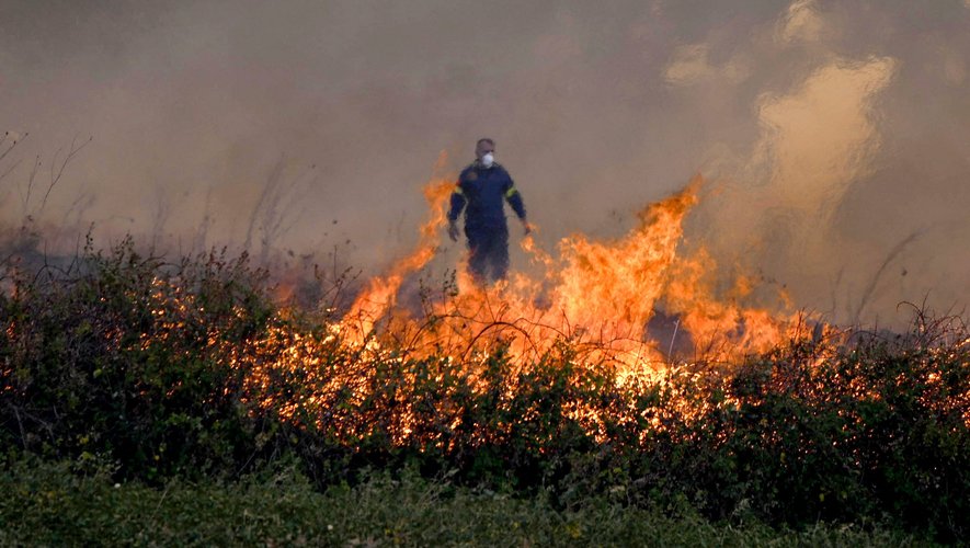 Deux pompiers ont été blessés ce lundi dans l'un de ces nouveaux incendies.