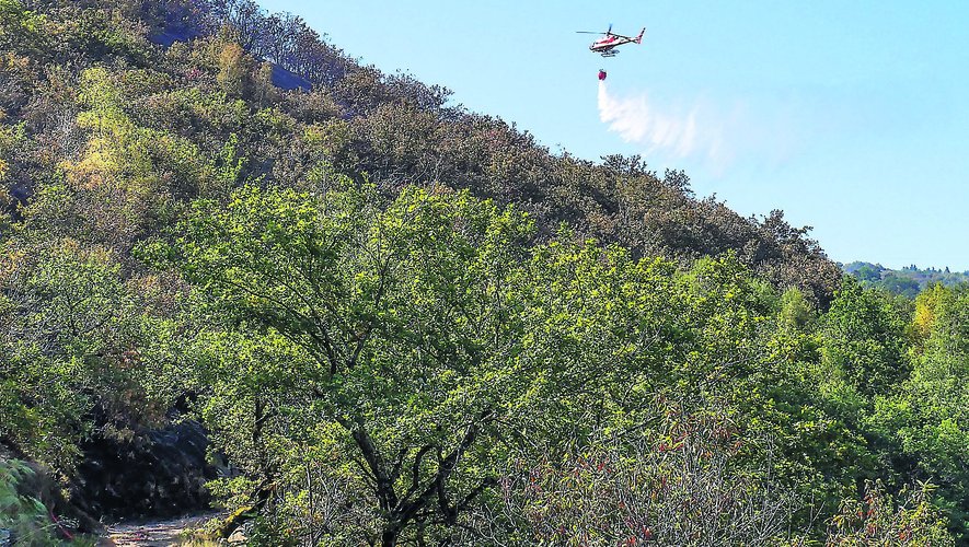 Deux hélicoptères ont aidé les sapeurs-pompiers à éteindre l’incendie ce lundi./DDM RBL
