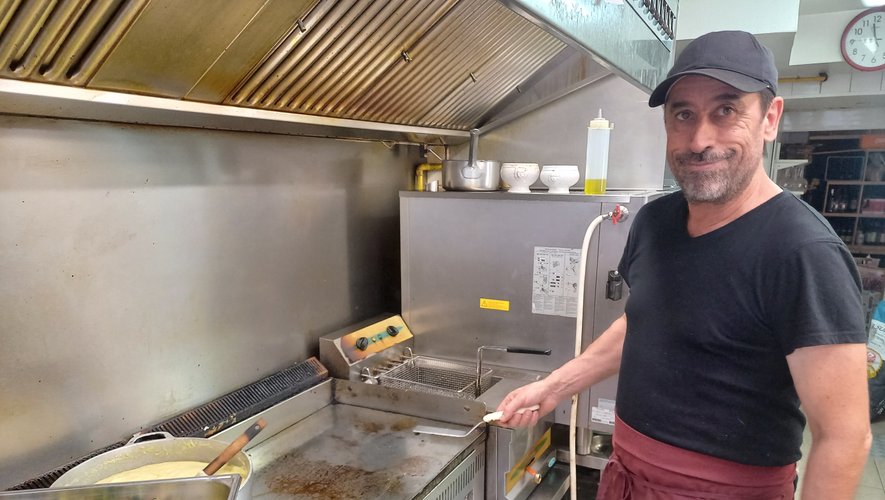 Hassan Benahmed dans sa cuisine. La température monte à 52 °C.