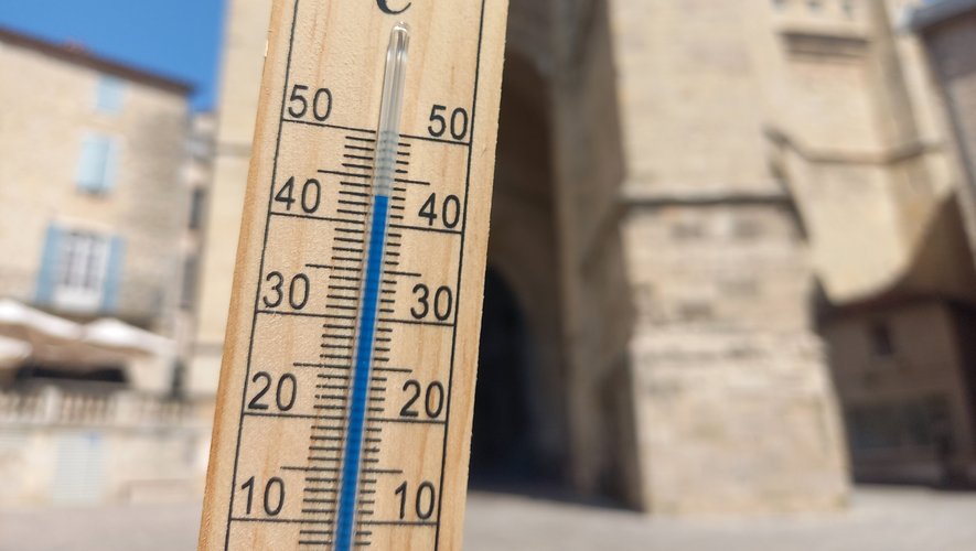 43 °C au plus fort de la journée, sur la place Notre-Dame, vers 16 heures.