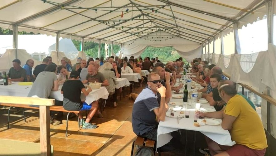 Le déjeuner aux tripoux à la fête de Pomayrols
