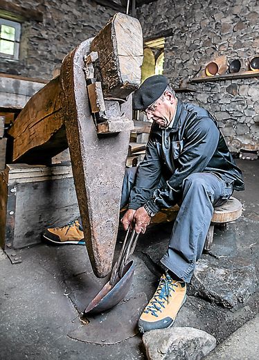 À La Bastide l’Évêque, des bénévoles expliquent le fonctionnement des martinets.