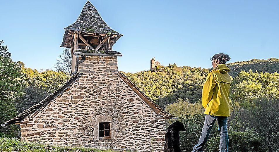 La chapelle de Murat et, derrière, en toile de fond, le château de Roumégous, à La Salvetat-Peyralès.