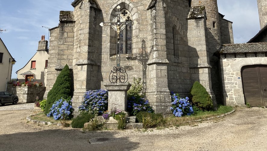 L’église du village de Saint-Symphorien-de-Thénières mérite de s’y attarder…
