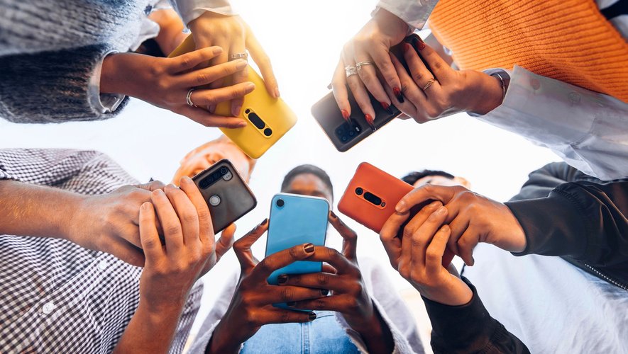 Le smartphone est devenu incontournable dans la vie des adolescents, mais encore leur faut-il un appareil parfaitement adapté à leurs usages.