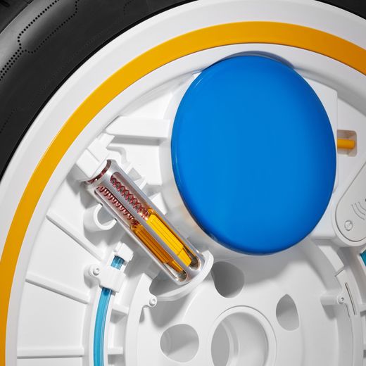 Des petites pompes intégrées à la roue permettent de maintenir la pression du pneumatique.