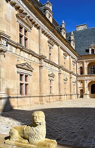 La cour d’honneur du château de Bournazel.