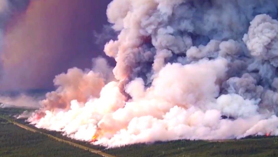 Au Canada, un mur de flammes que rien ne semble pouvoir arrêter.