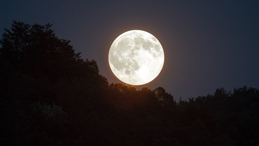 De “gigantische blauwe maan”: wat is dit zeldzame fenomeen dat donderdagavond de hemel zal verlichten?