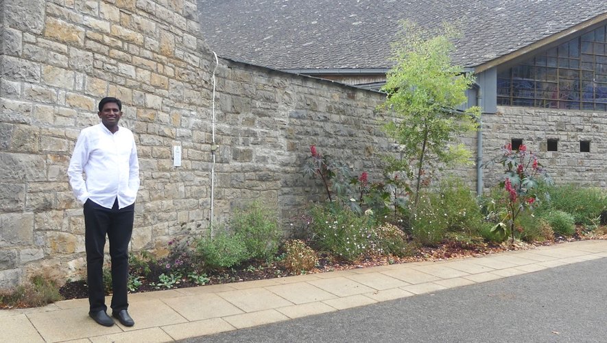 Le père Jubilée devant l’église Saint Pie X.