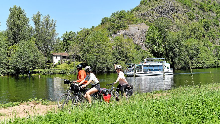 La vallée du Lot à vélo avec la V86 et ses 24 kilomètres aménagés le long de la rivière.