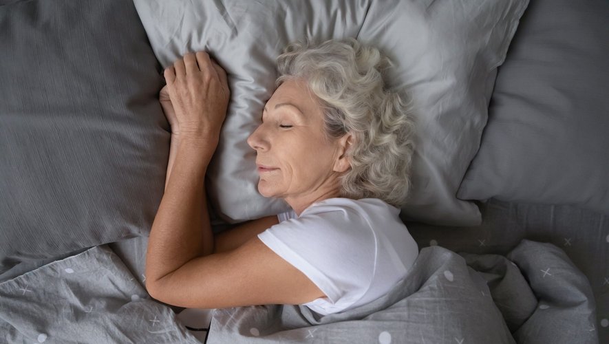 Les personnes âgées auraient plus de chance de profiter d'un sommeil récupérateur lorsque la température de la chambre s'établit entre 20 et 25 degrés, révèle une étude.
