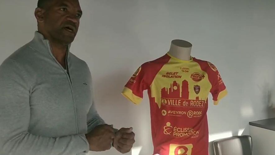 Le nouveau maillot du club de rugby de Rodez, présenté par Emile Ntamack.