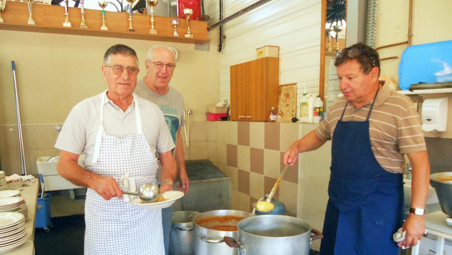 Les "anciens" Thierry, Michelet Dédé, cuisinant les tripous.